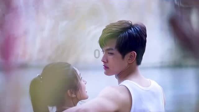 逃离海滩的女孩